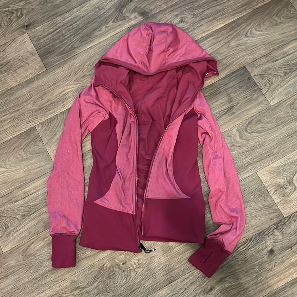 Lululemon reversible hooded jacket in magenta. Has thumb holes. Size 8.
